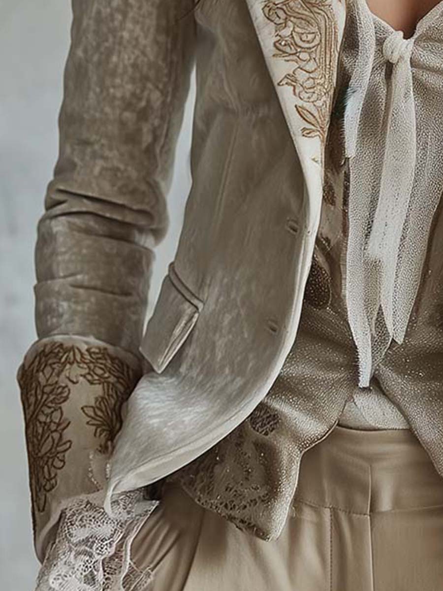 Renata | Blazer Entallado con Solapas y Puños Bordados