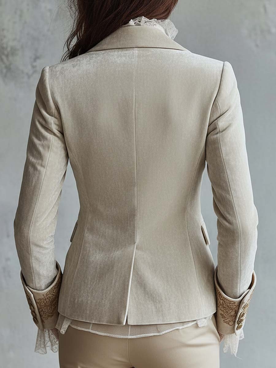 Renata | Blazer Entallado con Solapas y Puños Bordados