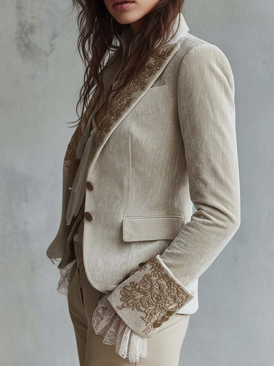 Renata | Blazer Entallado con Solapas y Puños Bordados