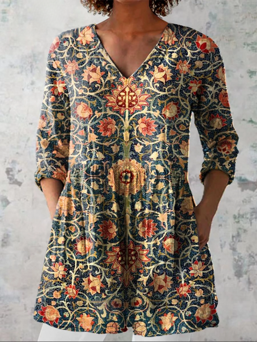 Inés | Blusa Larga con Arabescos Florales y Cuello V