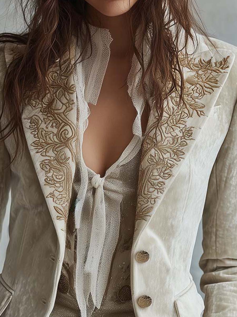 Renata | Blazer Entallado con Solapas y Puños Bordados