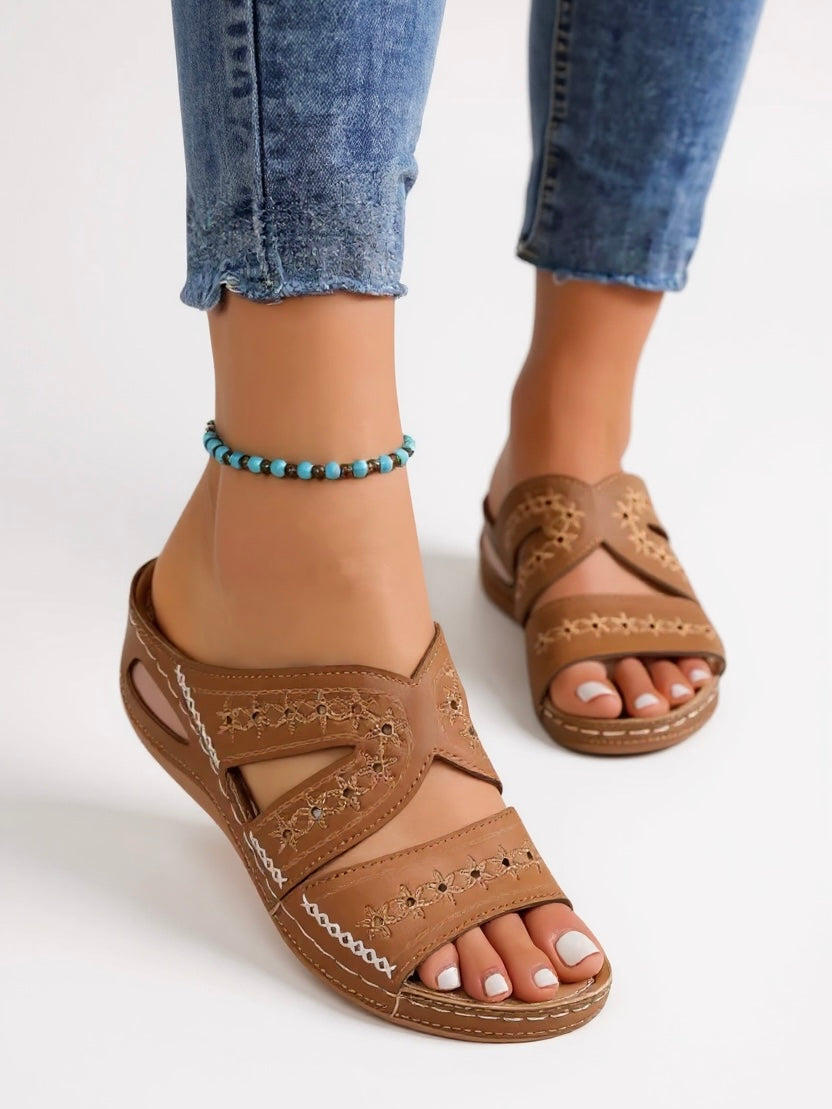 Alba | Sandalias de Deslizar Bordadas