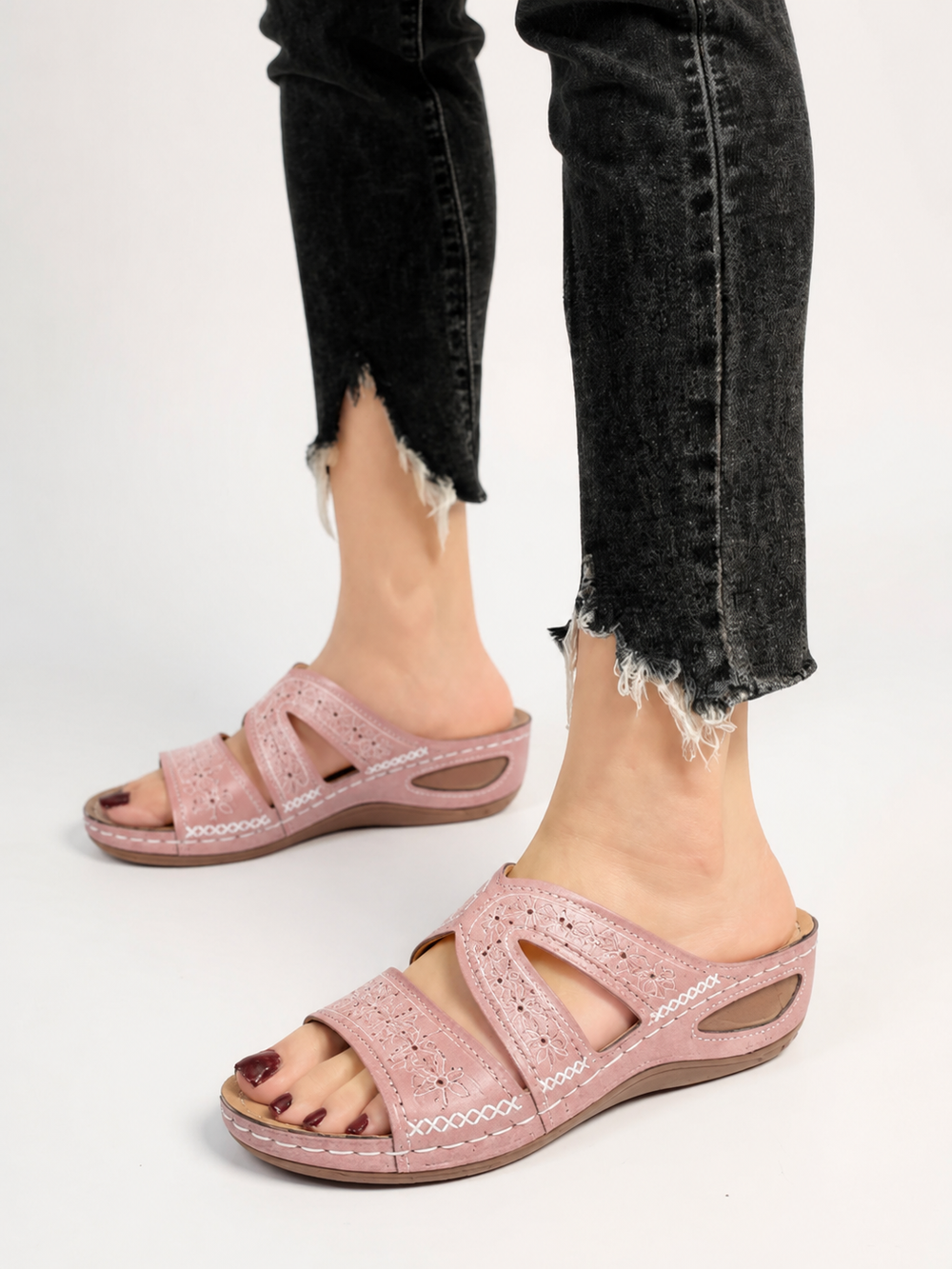 Alba | Sandalias de Deslizar Bordadas