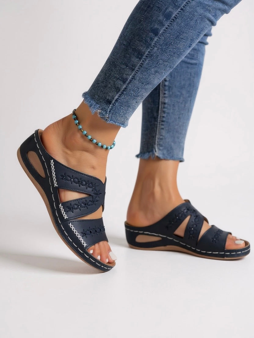 Alba | Sandalias de Deslizar Bordadas