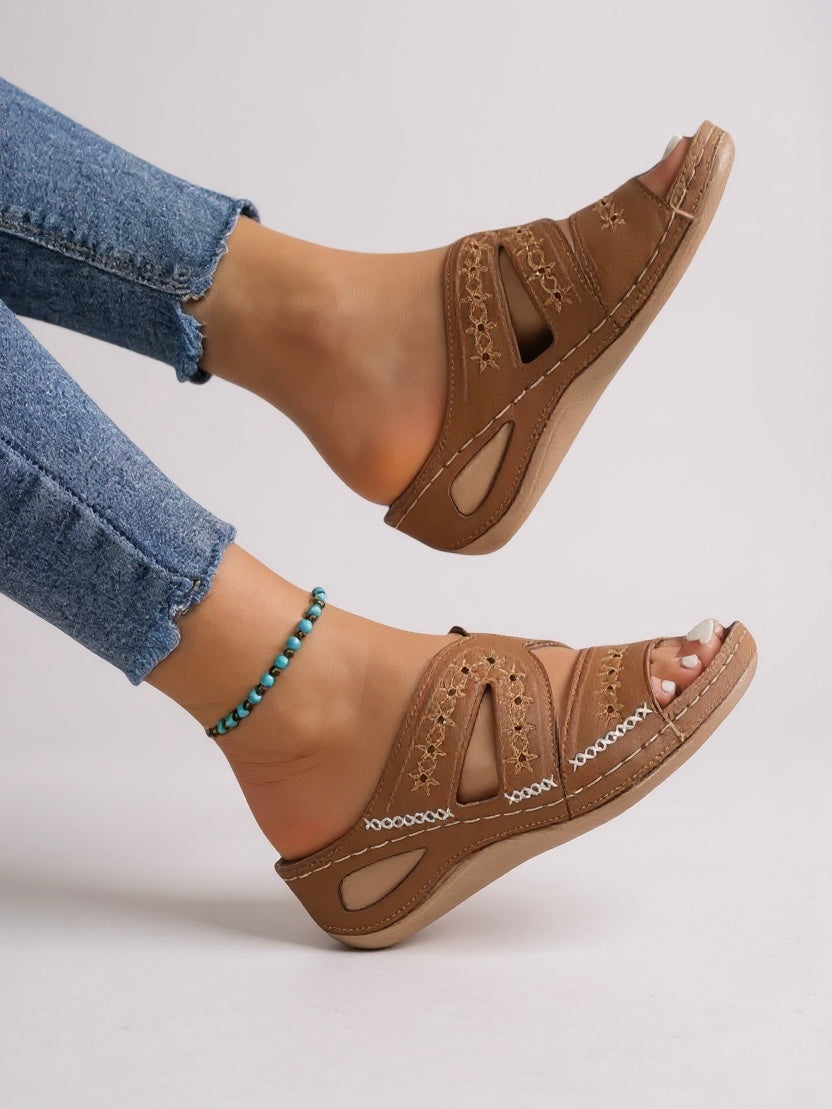 Alba | Sandalias de Deslizar Bordadas