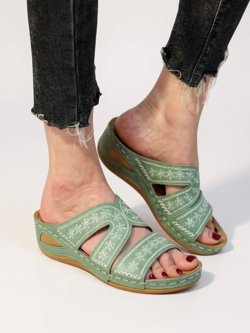 Alba | Sandalias de Deslizar Bordadas
