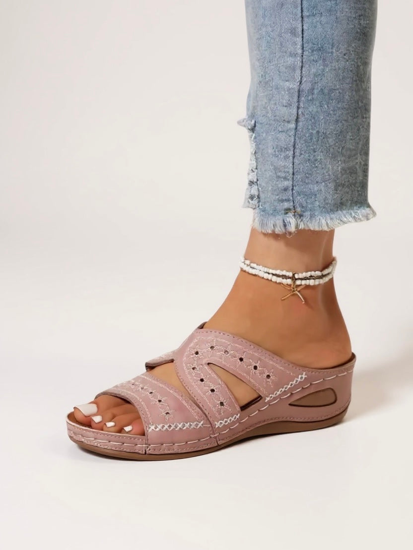 Alba | Sandalias de Deslizar Bordadas