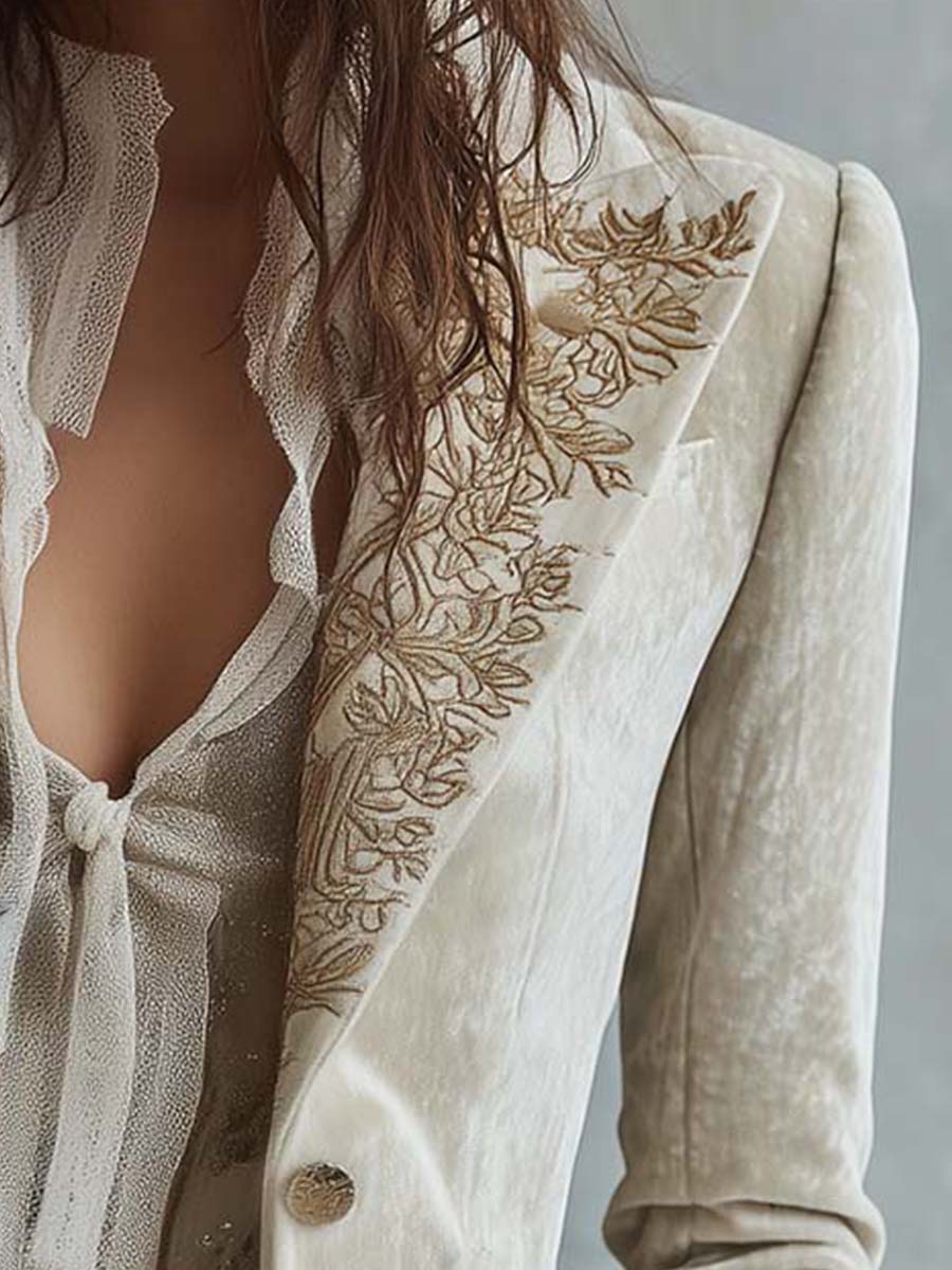 Renata | Blazer Entallado con Solapas y Puños Bordados