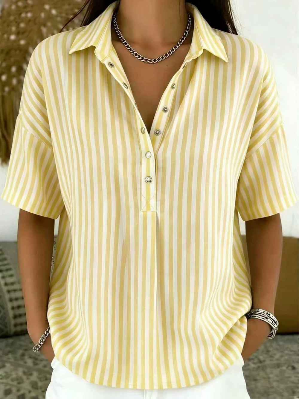 Marisol | Blusa de Rayas con Cuello y Manga Corta