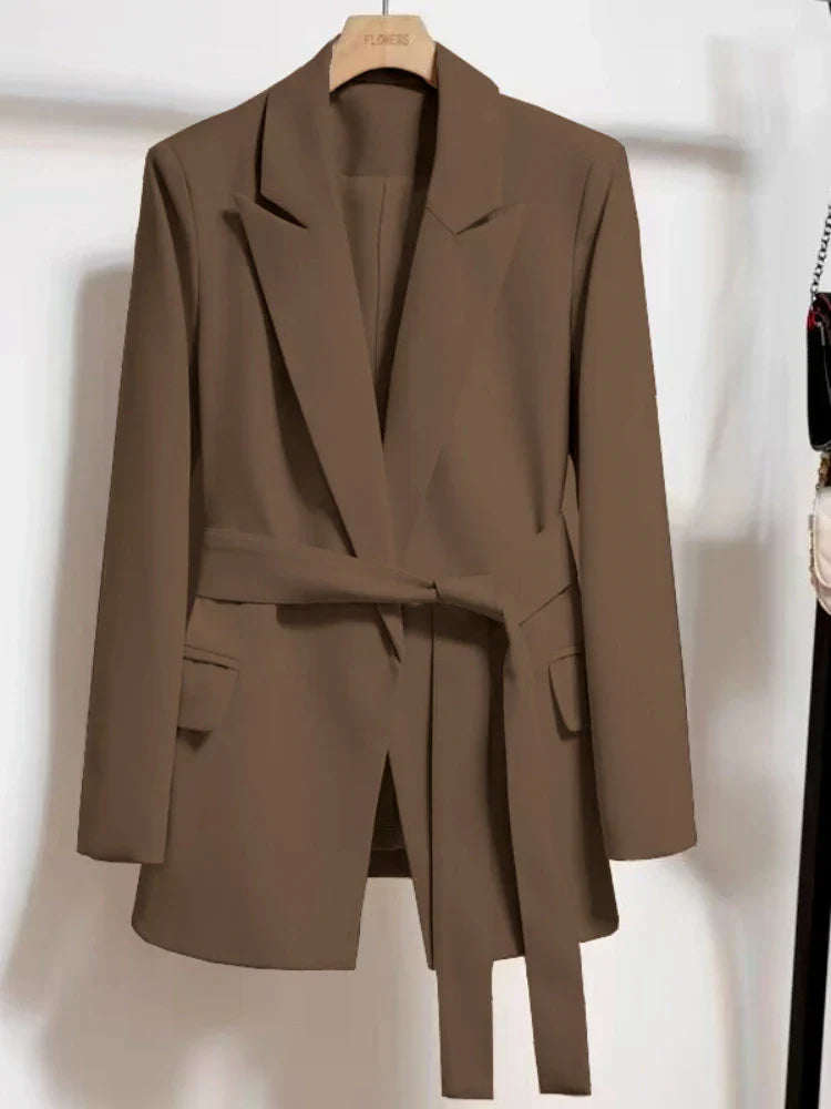 Nora | Blazer con Cinturón de Línea Moderna