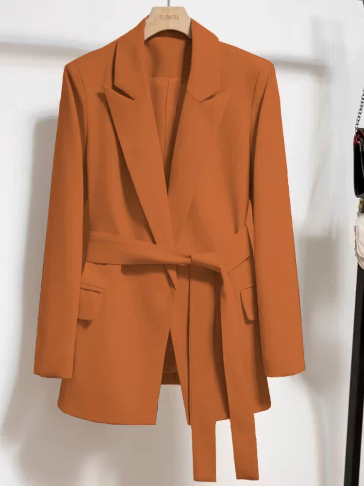 Nora | Blazer con Cinturón de Línea Moderna