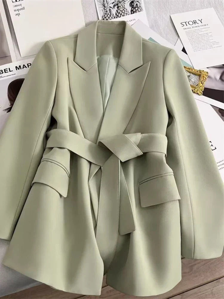 Nora | Blazer con Cinturón de Línea Moderna