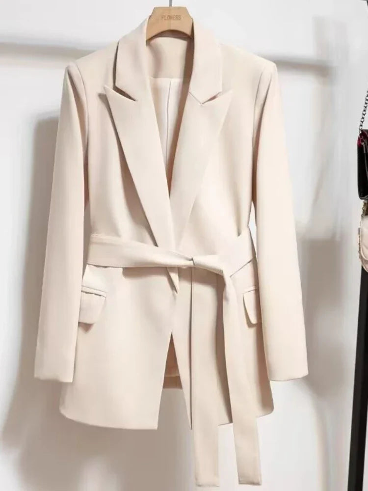 Nora | Blazer con Cinturón de Línea Moderna