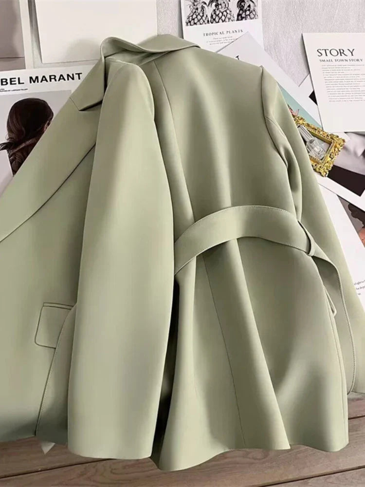 Nora | Blazer con Cinturón de Línea Moderna